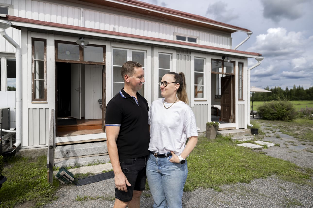 Mikko ja Kristiina Martiskainen kunnostavat Kohtalonmäen tilaa. Päätupa ja piha ovat jo valmiina.