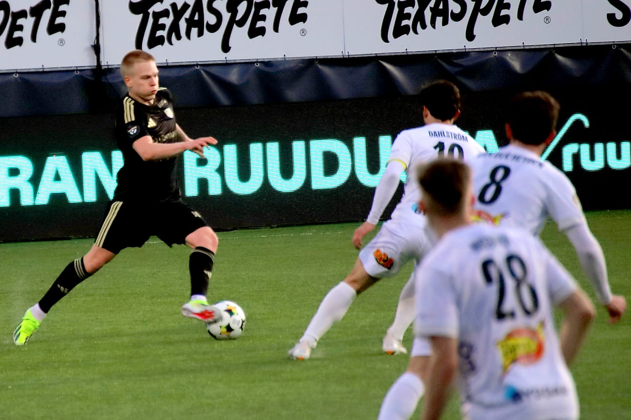 SJK:n Kasper Paananen hukkasi cup-kamppailussa rangaistuspotkun, mutta teki sen jälkeen yhden maalin puskemalla.