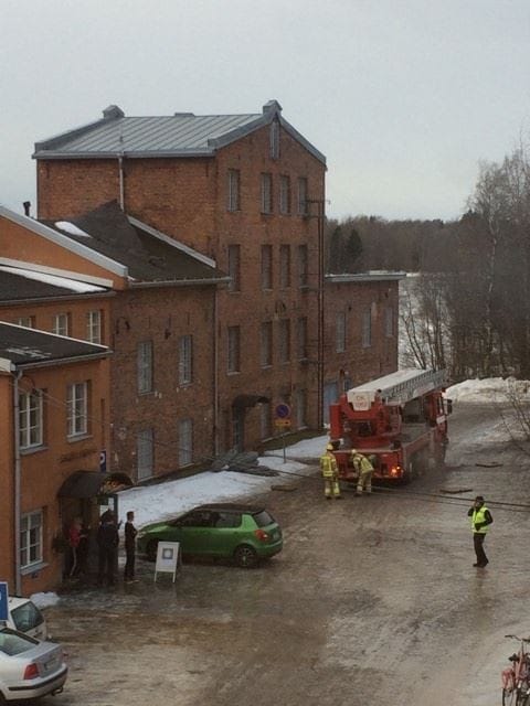 Kaleva.fi:n lukija kuvasi yhden jälkeen iltapäivällä, kun Pikisaaressa tuuli oli irrottanut kattopeltejä.