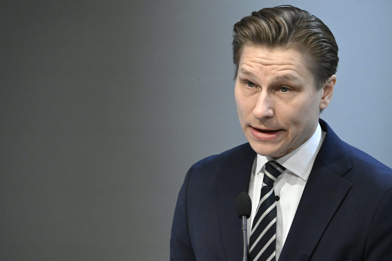 Puolustusministeri Antti Häkkänen kertoo, että Suomen tarjoama koulutusapu on saanut kehuja ja arvostusta molemmissa koulutusoperaatioissa. LEHTIKUVA / Heikki Saukkomaa