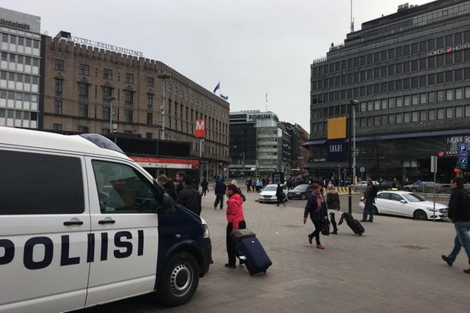 Poliisi on tehostanut Helsingin keskustassa valvontaansa Tukholmassa tapahtuneen epäillyn terrorismi-iskun vuoksi. Kuva: Markku Uhari