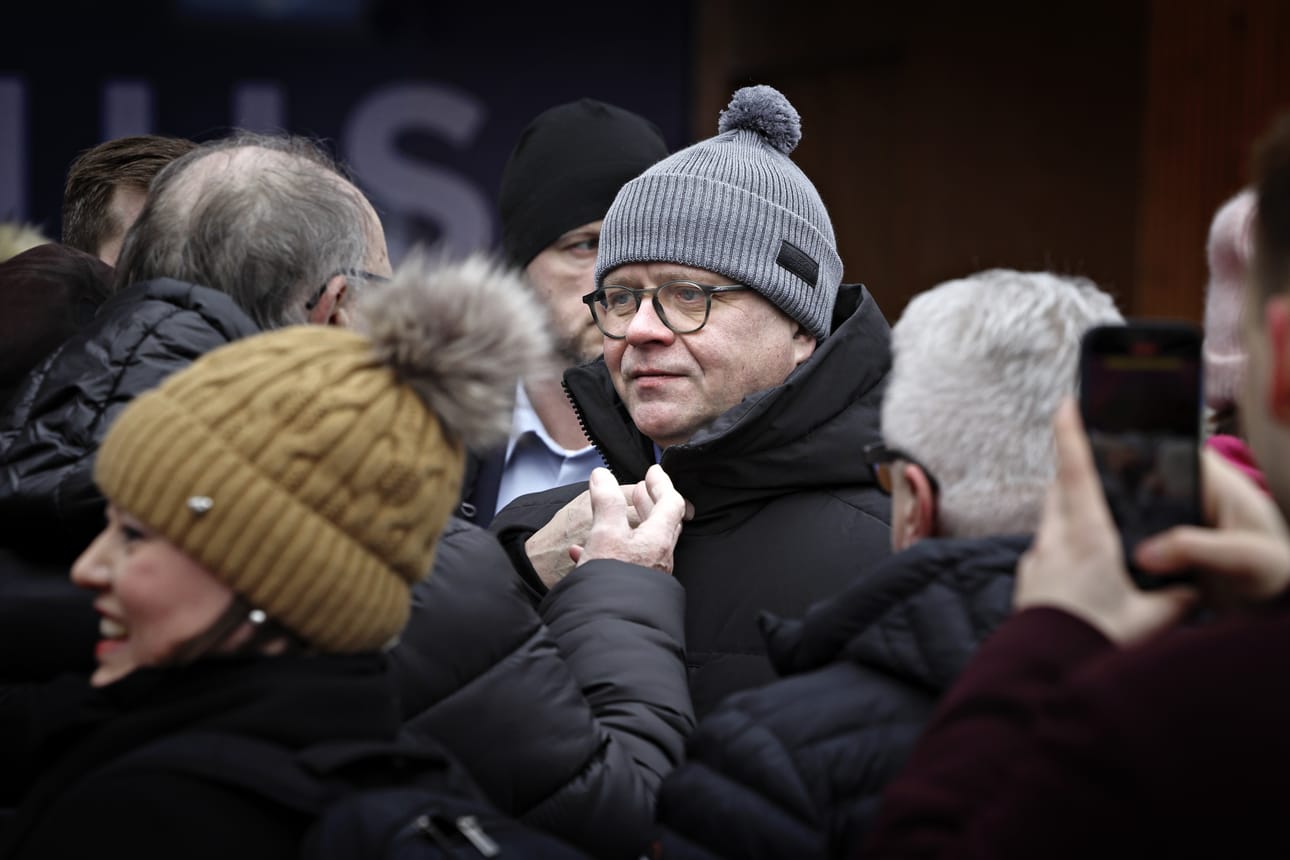 Pääministeri Petteri Orpo (kok.) kiersi pohjalaiskaupungeissa keskiviikkona. Päivä alkoi Kokkolasta ja jatkui Seinäjoen kautta Vaasaan. Seinäjoen torilla väkeä riitti ruuhkaksi saakka.