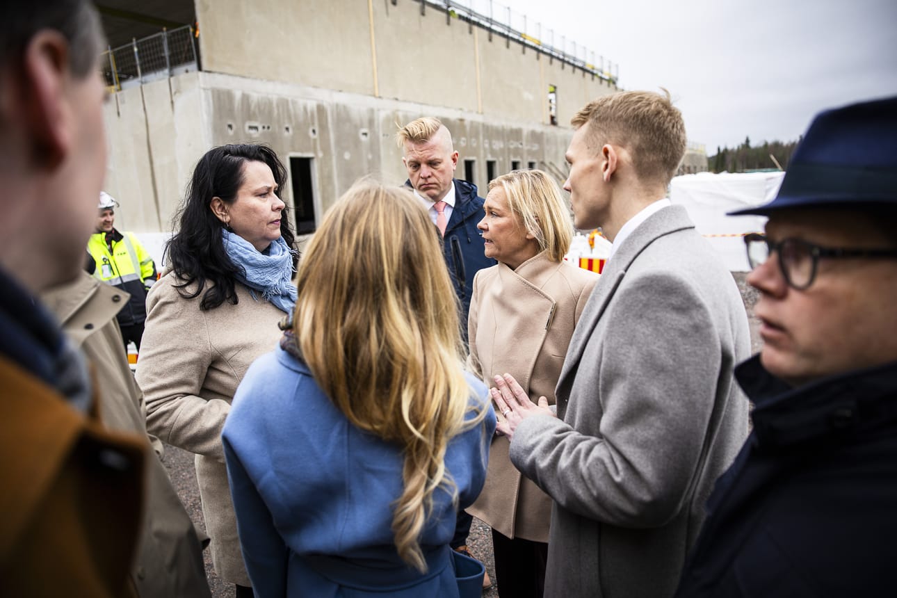 Uuden pääpoliisiaseman peruskiven muuraukseen osallistuivat sisäministeri Mari Rantasen (ps.) lisäksi kansanedustajat Johanna Ojala-Niemelä (sd.), Sara Seppänen (ps.), Heikki Autto (kok.) ja Markus Lohi (kesk.). Kuvassa Rantasen vieressä oikealla myös kaupunginvaltuuston puheenjohtaja Eemeli Kajula.