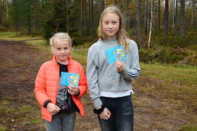 Kolmasluokkalainen Oona Suni ja kuudesluokkalainen Karoliina Uusimäki liikkuivat mielellään Malawin lasten hyväksi. KUVAT: ELLA NURMI