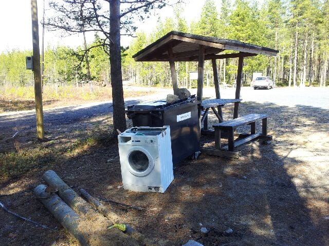 Kiekonmajan parkkipaikalle on jäänyt turhan suuri roska.