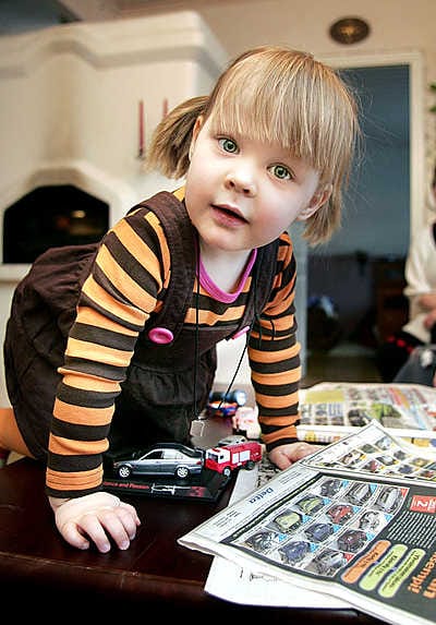 Kolmevuotiaana Milla Paloheimo osaa luetella sujuvasti autonmerkit.