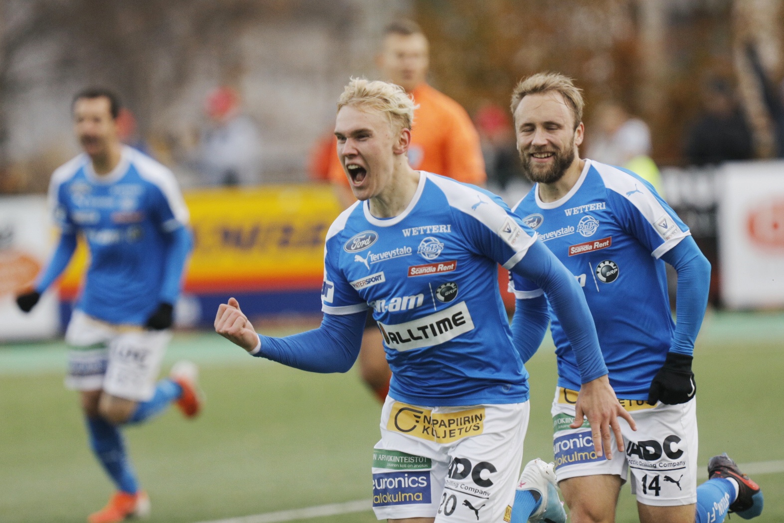 RoPS pelaa liigassa myös ensi kaudella, sankari Juho Hyvärinen vietiin kentältä paareilla –Mestaruudesta pelanneelle KuPSille karu takaisku