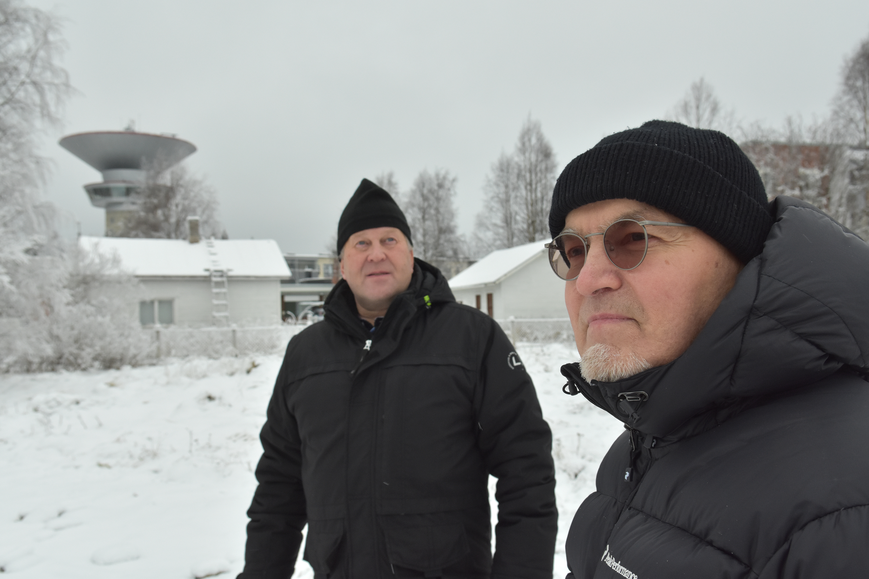 Seppo Koutaniemi (oik.) suunnittelee Tarmo Mustosen rakennuttaman kerrostalon.