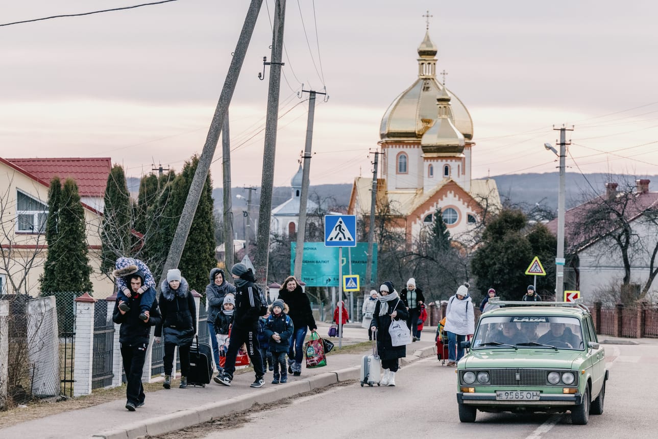 Ukrainan pakolaiset pyrkivät Puolan rajalle Shehynin rajanylityspaikalla.