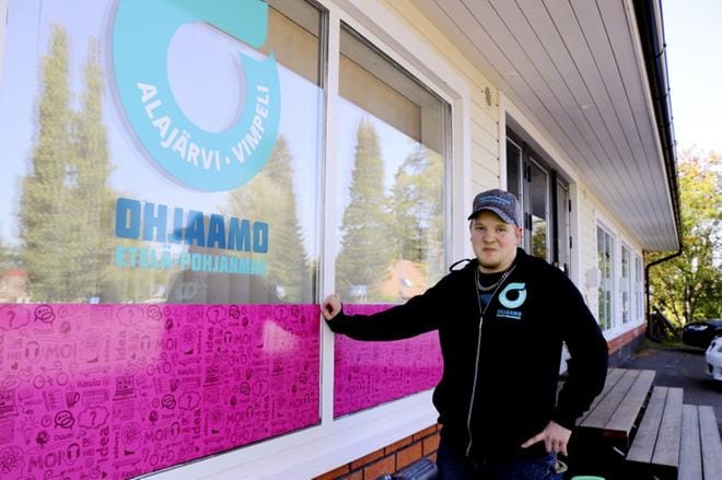 Oskari Viitakangas aloitti Ohjaamo Alajärvi-Vimpelin koordinaattorina viime keväänä. Toimitila, jonne nuoret alle 29-vuotiaat voivat tulla asioita kysymään on Kauppakadulla avoinna tiistaisin ja torstaisin. Myös etäyhteys aukioloaikoina Vimpeliin on nyt avattu. KUVA: SARI HEINILÄ