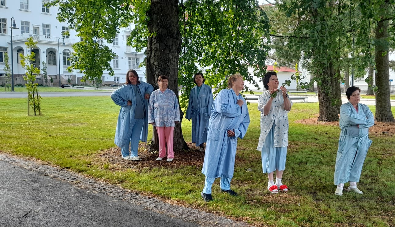 Lumikit eli osasto nelosen naiset tilittävät elämäänsä ja saavat vertaistukea. Taka-alalla vasemmalta Jenni Kangasluoma, Eva Blom ja Sirkka Matalamäki. Etualalla vasemmalta Birgit Virtanen, Karita Alanko ja Jaana Mansikkamäki.