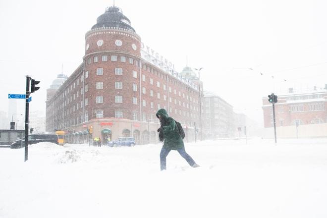 Jalankulkija taivaltaa läpi tuulen ja tuiskun Helsingissä. KUVA: Arttu Laitala