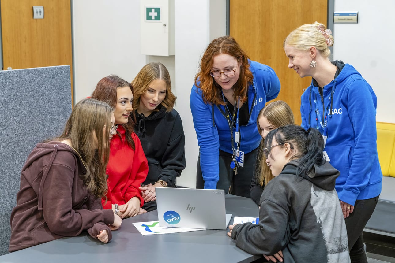 Nuoren opintopolku rakentuu keskustelujen, kysymysten ja yhdessä löydettyjen ratkaisujen kautta. Silva Kuisma (vas.), Ella Alatalo, Hanna Kolehmainen, Johanna Heikkinen, Eedla Korkiakoski, Janna Vikeväkorva ja Maria Nykänen.