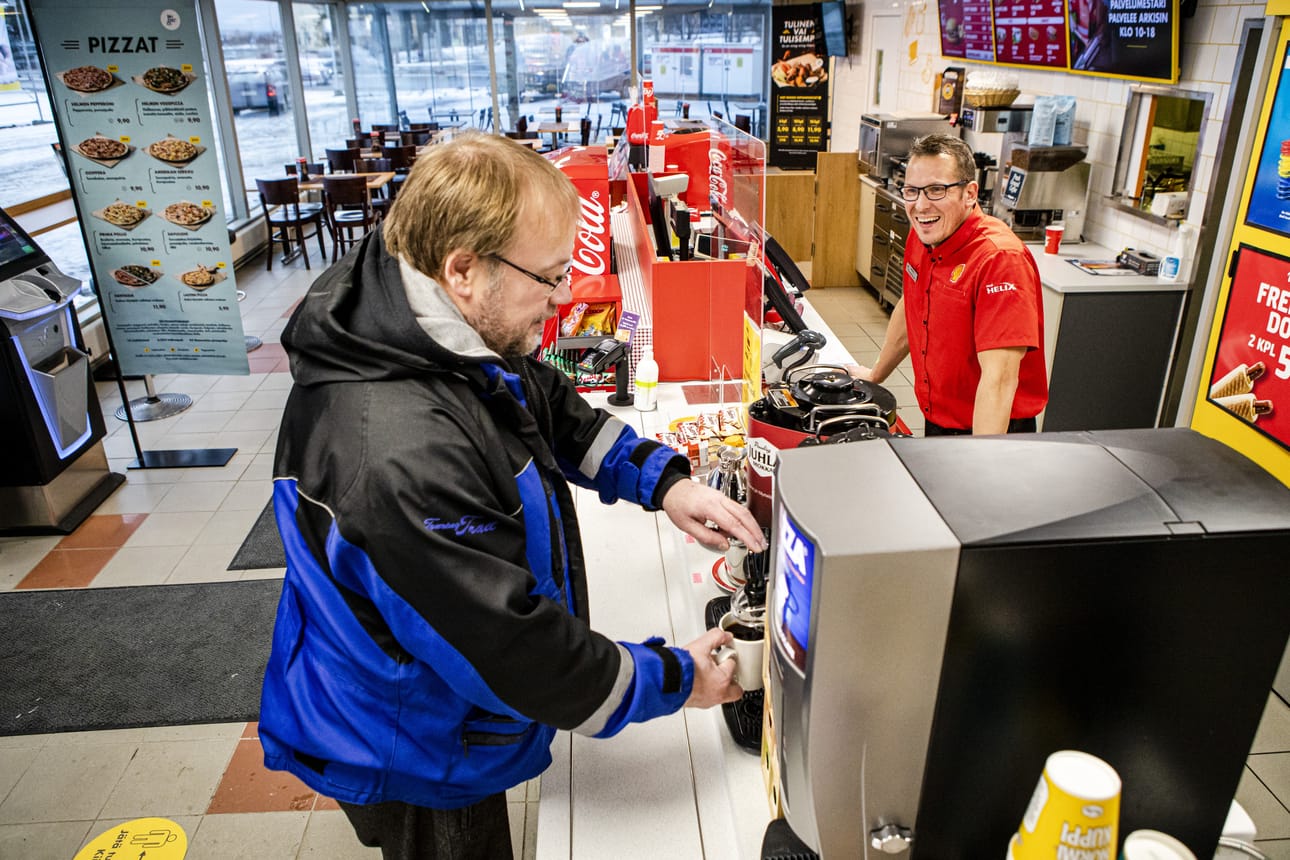 Ari Ryynänen käy Shellillä usein kaverinsa kanssa. Puhelimeen saattaa yölläkin kilahtaa viesti "Shell?". Yksikönjohtaja Jarkko Raudasoja sanoo Shellinkin olevan kanta-asiakaspaikka.
