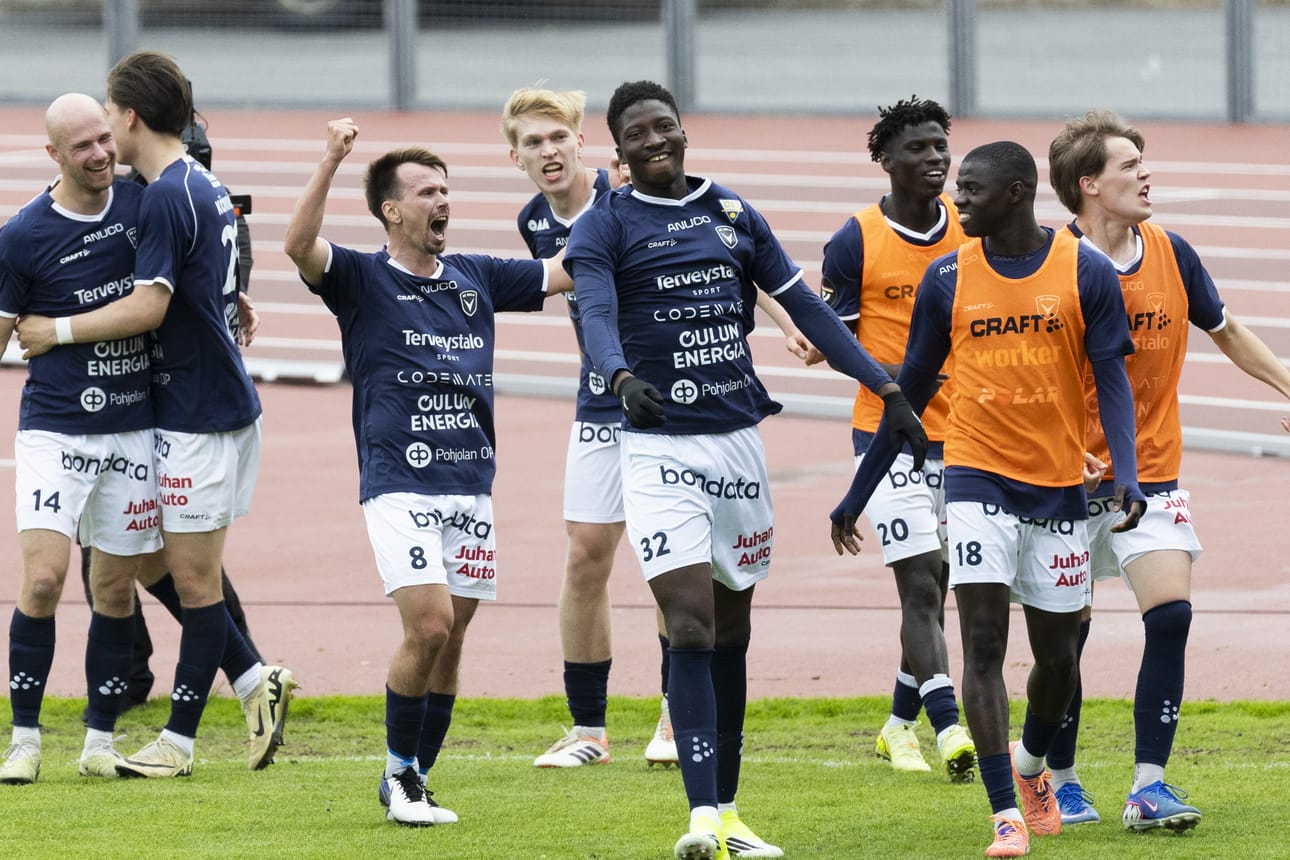 Syöttäjä Matias Ojala (8) ja maalintekijä Abdoulaye Kone (32) nauttivat AC Oulun viimeisen minuutin voittomaalista muun joukkueen kanssa.