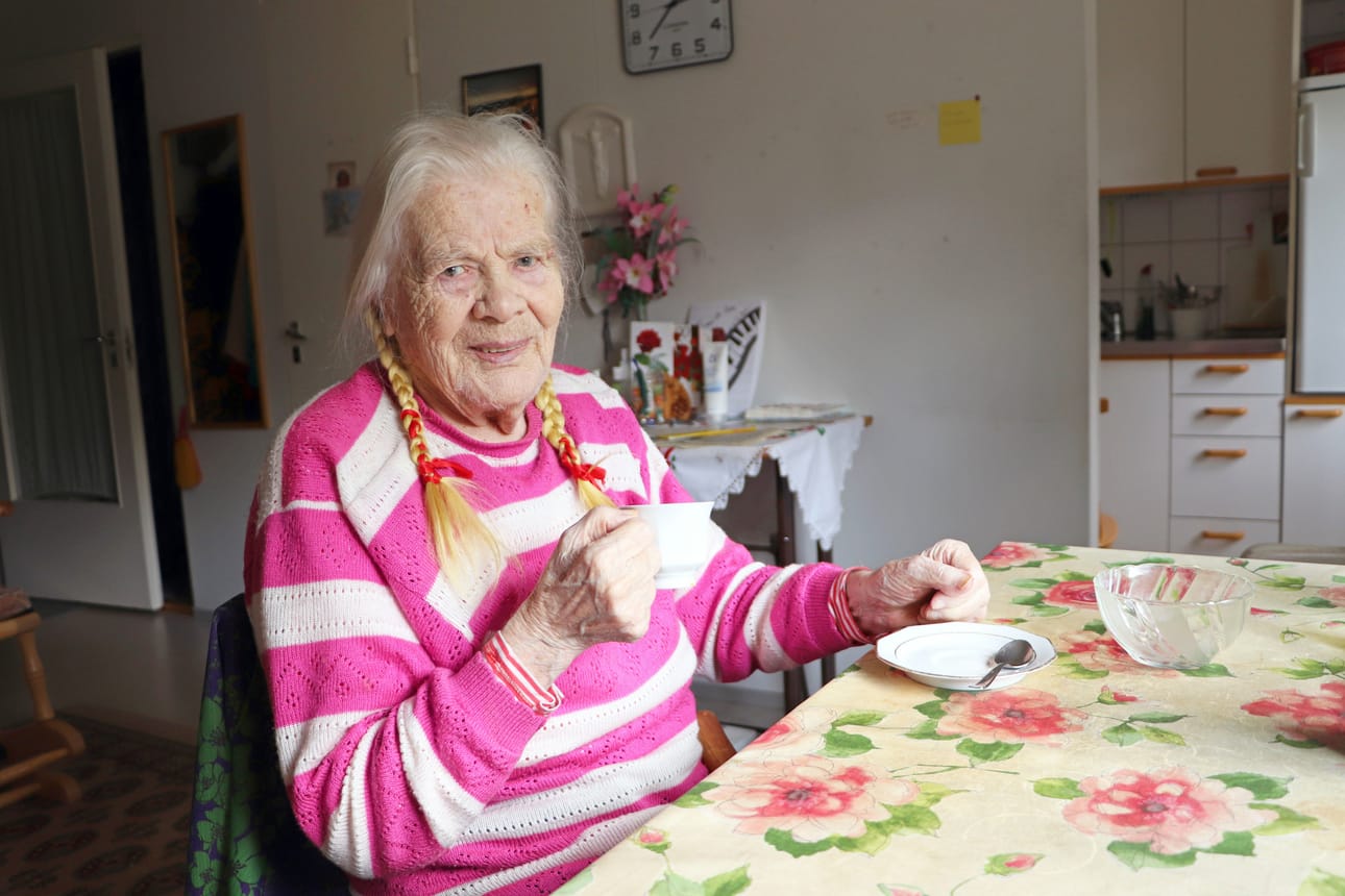 Kurenalla asuva Maija Kosamo täytti sunnuntaina sata vuotta. Viime viikolla hän kahvitteli itsekseen omassa asunnossaan, mutta loppuviikosta seuraa oli enemmän. Juhlan kunniaksi hänen poikansa Jaska käytti äitiään kotitalossaan Puhoksella Kosamojärven rannalla. Läheisten kesken Maija sai iloiten juhlia täyttä satasta.