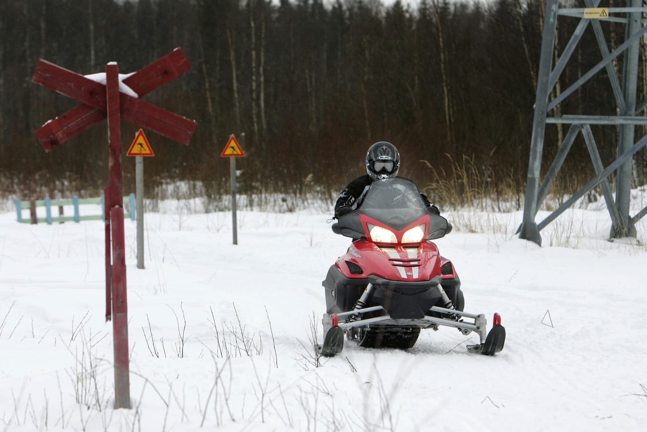Kelkkailu on sallittua merkityillä reiteillä. Arkistokuva.