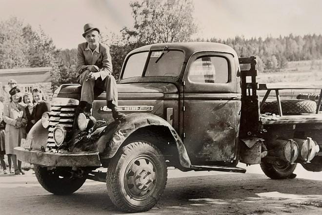 Elämänmenoa Alajärvellä. Jouko Toppiseksi tunnistettu henkilö istahti tyylikkäästi autonsa nokkapellille. Takana tilannetta ihastelevat paikalliset kaunottaret. Kuvat ovat Alajärvellä 1940-luvulle saakka toimineen Pyhälahden valokuvaamon kuvia, jotka Pekka Viitaniemi on kehittänyt lasinegatiiveista kuviksi. Mainioiden henkilökuvien kuvaajina ovat toimineet Hemming Pyhälahti ja myös tytär Alli Pyhälahti. Kuvien henkilöitä on tunnistettu Rokulipäivien Juttutuvalla sekä muun muassa apteekissa, jossa kuvakansiot ovat olleet katsottavina. Lehden kannen vinkkikuvassa Oskari Levijoki ja Olavi Sippola nuorina miehinä. KUVAT: PEKKA VIITANIEMEN ARKISTOT