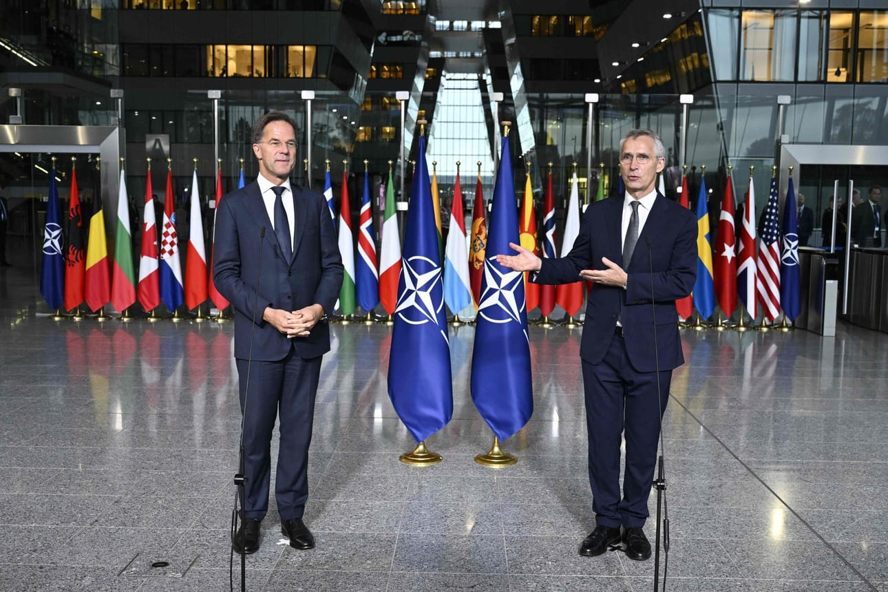 Naton tuore pääsihteeri Mark Rutte (vas.) ja väistyvä pääsihteeri Jens Stoltenberg kommentoivat tiistaina vaihdosta Naton päämajalla. LLEHTIKUVA/AFP