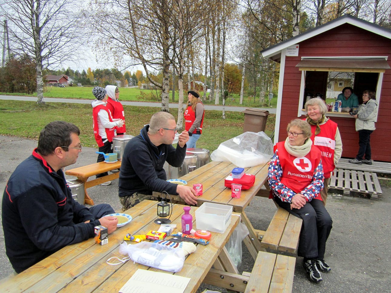 Tero Fabritius (vas.) Pornaisista ja Janne Lantto Porvoosta nauttivat hernekeittoa ennen lintumetsälle lähtöä lauantaina. Miesten kanssa juttusilla SPR:n Posion osaston puheenjohtaja Irja Lohilahti ja Nälkäpäivän keräyspäällikkö Saara Kasurinen (edessä).