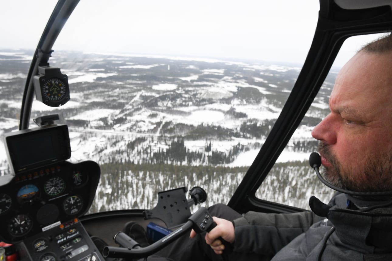 Helikopterista näkee maisemat hyvin. Lentäjä Jussi Koivusaari kiertää Rukan monta kertaa päivässä.