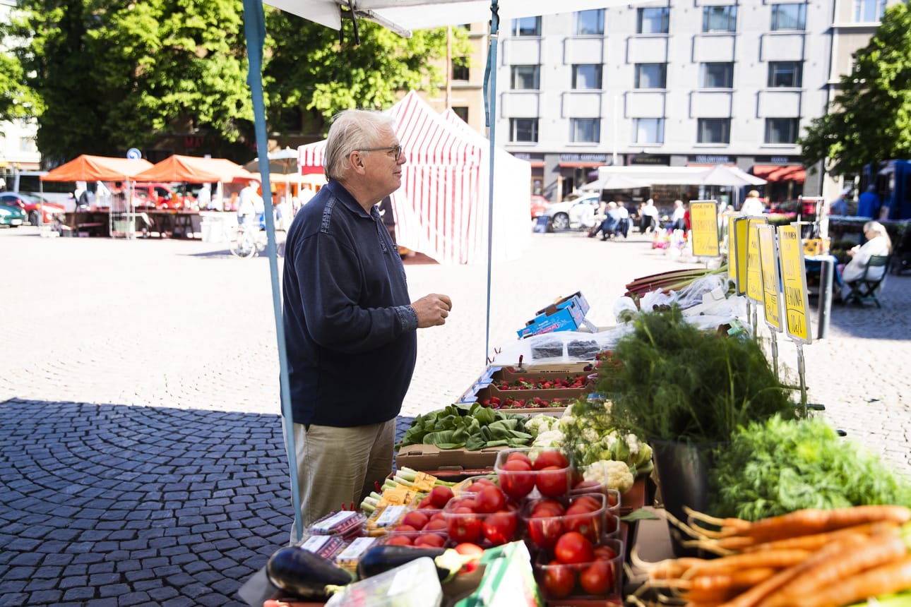 Lasse Lehtinen on pitkän linjan ruokaharrastaja. Hän uskoo kohtuullisuuteen ja kauden herkkuihin, joita hän ostaa usein torilta. Kotikeittiössä hän yrittää noudattaa ammattilaisten oppeja.