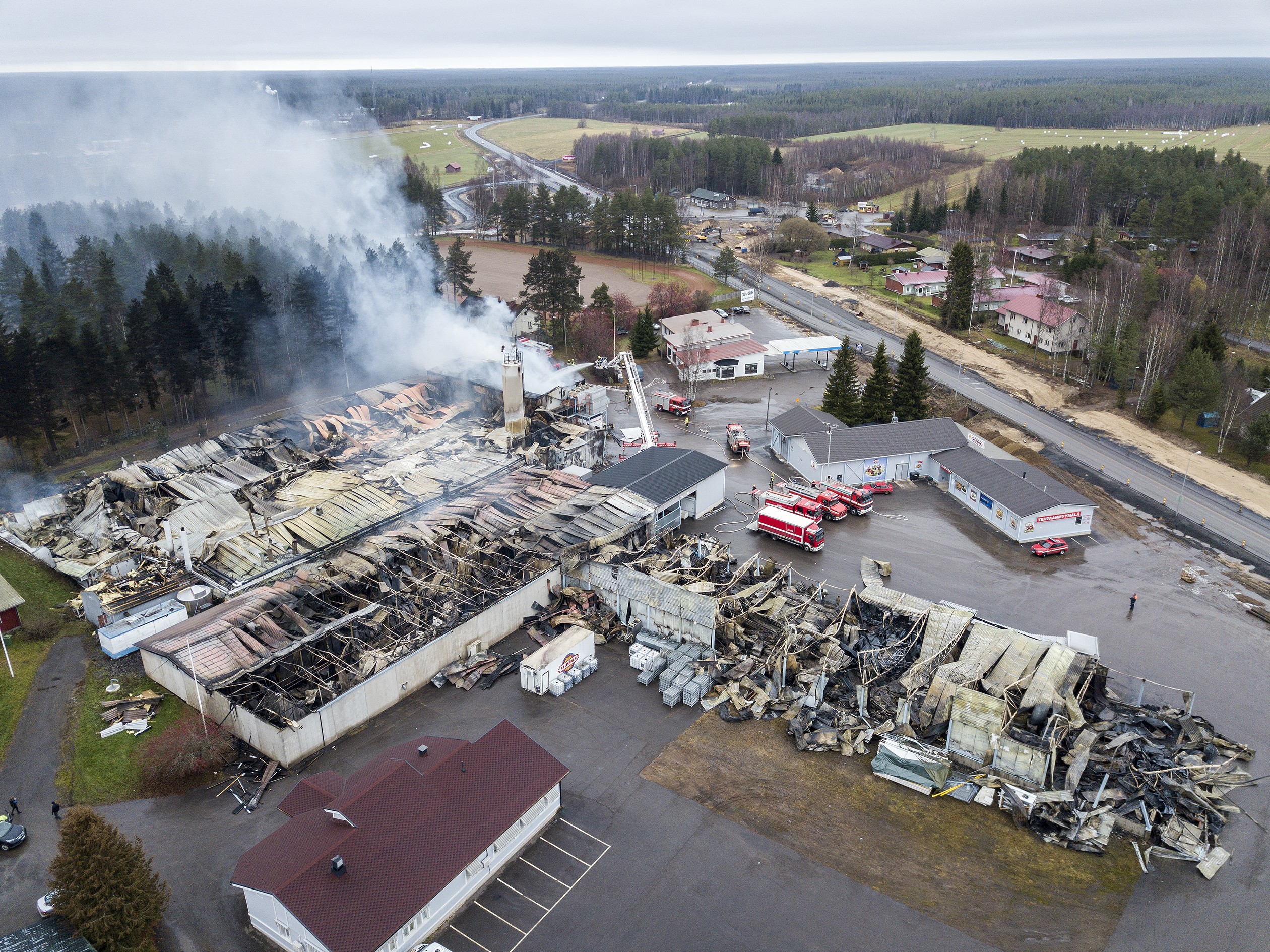 Suurpalo tuhosi Kylmänen Foodin tilat erittäin pahoin. Kuva on otettu lauantaina puolen päivän aikaan.