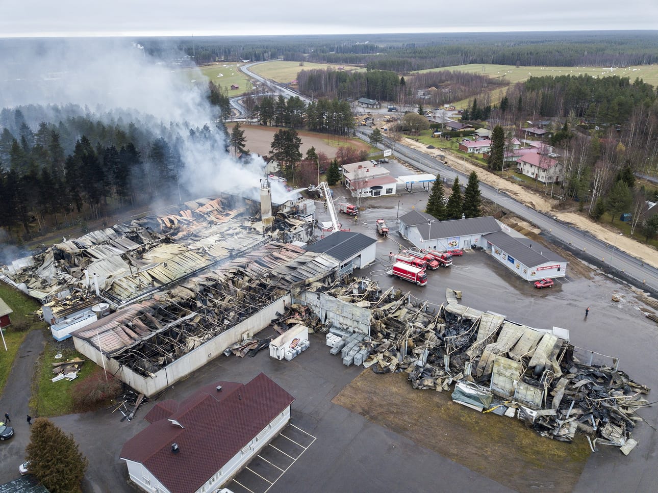 Suurpalo tuhosi Kylmänen Foodin tilat erittäin pahoin. Kuva on otettu lauantaina puolen päivän aikaan.