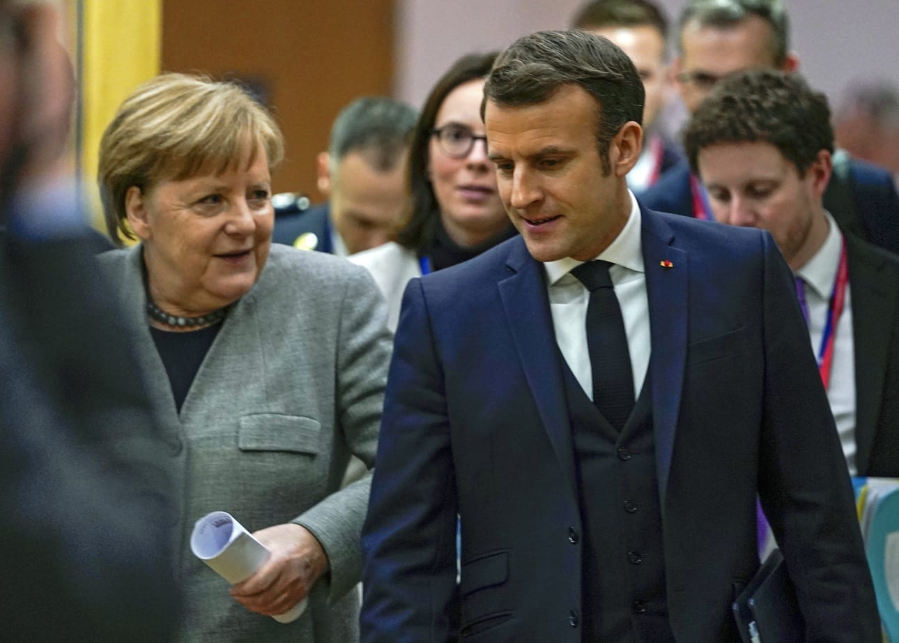 Saksan liittokansleri Angela Merkel ja Ranskan presidentti Emmanuel Macron keskustelivat EU:n huippukokouksessa.