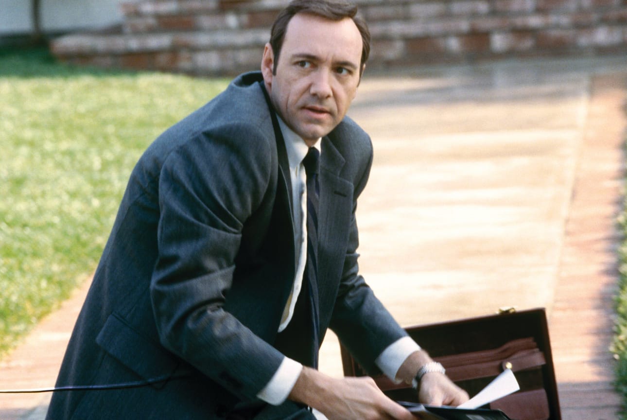Sam Mendesin menestyssatiirissa Lester Burnham (Kevin Spacey) loikkaa oravanpyörästä. Kuva: Venetsia