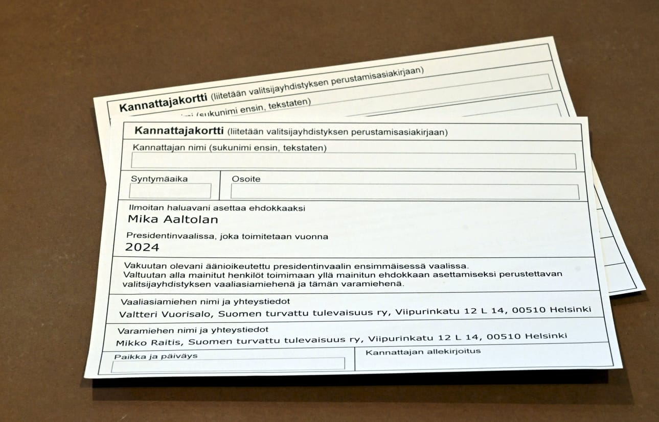 Korteissa on kannattajan nimi, osoite ja syntymäaika sekä omakätinen allekirjoitus. Tietoja verrataan väestötietojärjestelmässä oleviin tietoihin. LEHTIKUVA / HEIKKI SAUKKOMAA