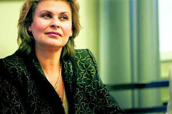 "Elän itse niin sanottuja elämän ruuhkavuosia, jolloin omat vanhemmat vanhenevat ja osa lapsistani on jo lentänyt pesästä. Odotan innolla, että minusta tulee vielä joskus isoäiti", Anne Pohtamo-Hietanen kertoo.