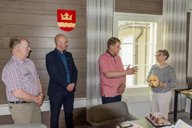 Valtuuston kokouksen jälkeen valtuuston puh.joht. Mikko Källi (vas.), kunnanjohtaja Juha Viitasaari ja hallituksen puh.joht. Juha-Pekka Keisala muistivat Soinista muuttavaa Ritva Paarvalaa. KUVA: AARRE LÖYTÖMÄKI