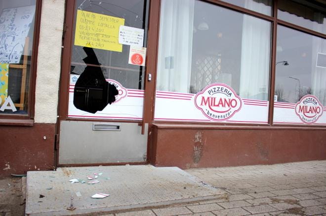 Kaskislainen tihutyöntekijä särki kristiinalaisen pizzerian ikkunan, mutta hän ei yrittänyt kömpiä syntyneestä aukosta sisään. KUVA: TAUNO RIIHILUOMA