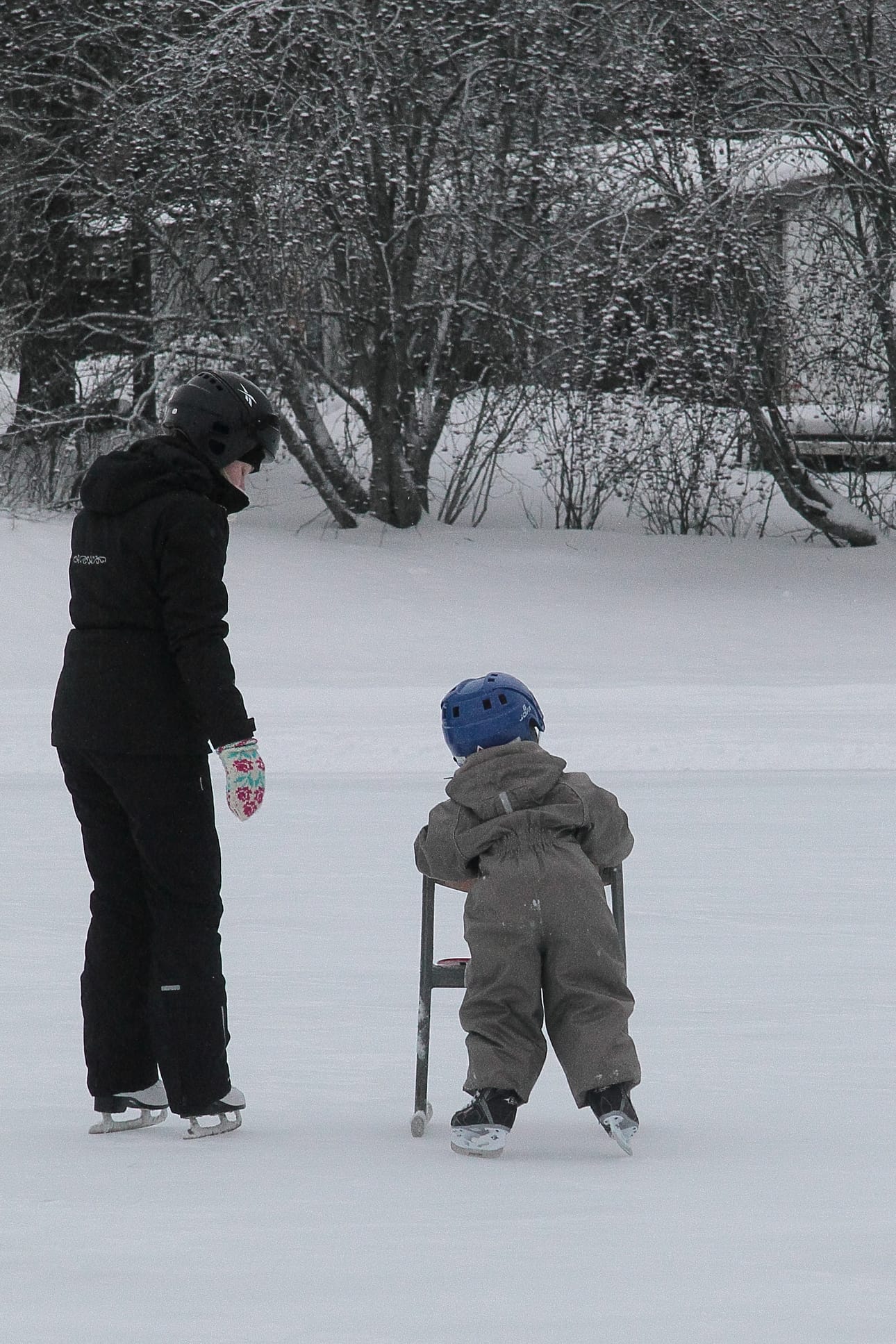 Ulkojäillä on tilaa kaikenikäisille. Oulaisten keskustassa oleva jääalue on usein jaettu lumivalleilla niin, että vasta-alkajatkin saavat opetella luistelemaan turvallisesti.