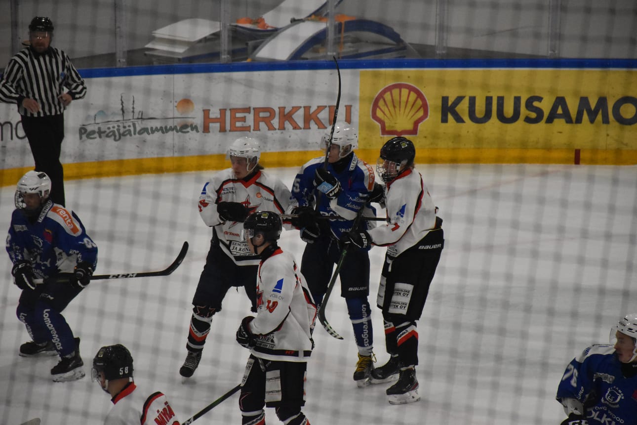 Pallo-Karhut murskasi oulaistelaisjoukkue Cobrat kotiavauksessaan maalein 9-2.