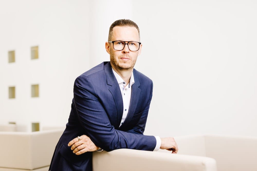 Osaamisalajohtaja Jarmo Mikkolan mukaan on tärkeää, että opiskelijat pääsevät soveltamaan oppimaansa käytäntöön opintojen alusta lähtien.
