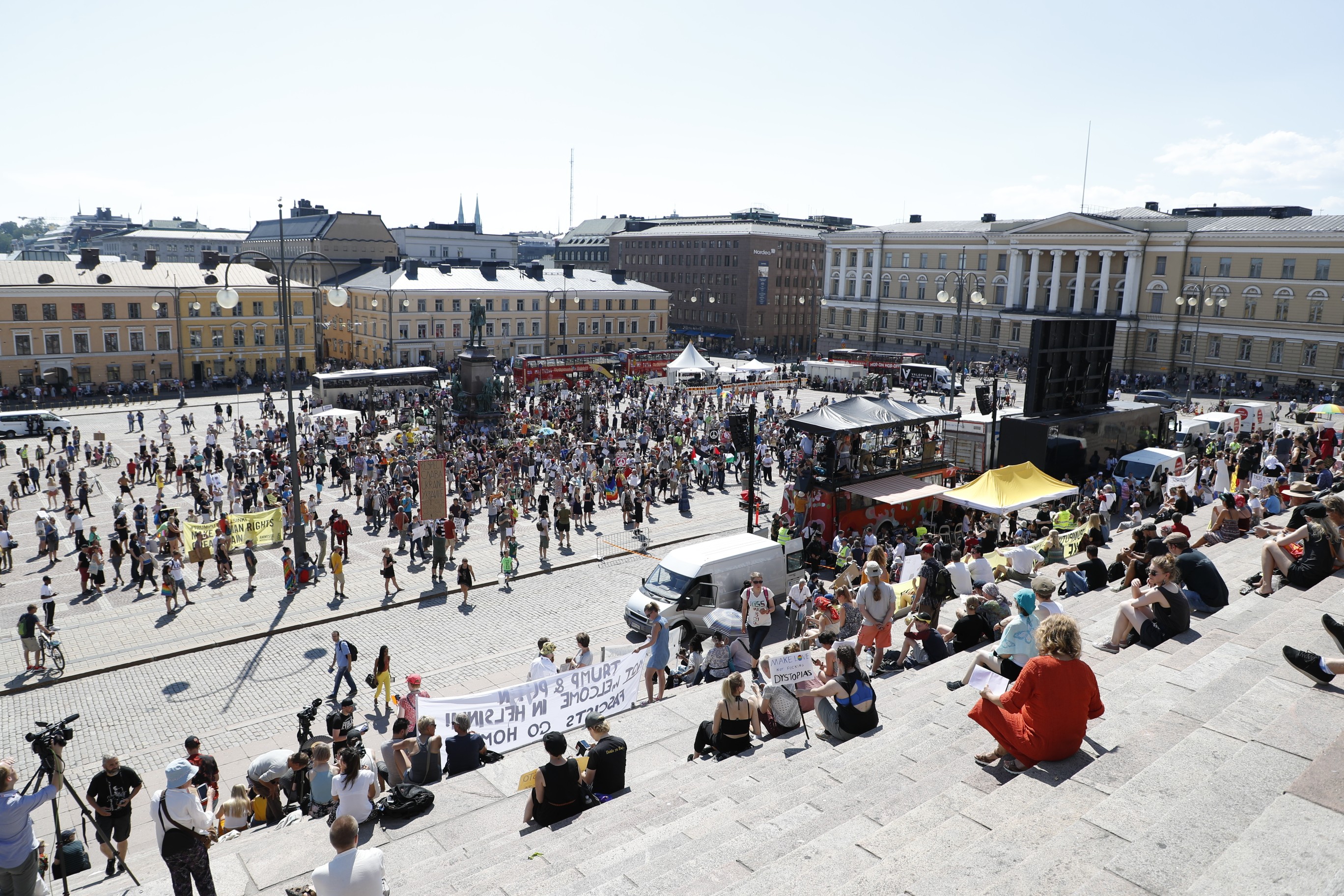 Senaatintorille saapui hieman yli 2 000 ihmistä osoittamaan mieltä muun muassa ihmisoikeuksien puolesta sunnuntaina.