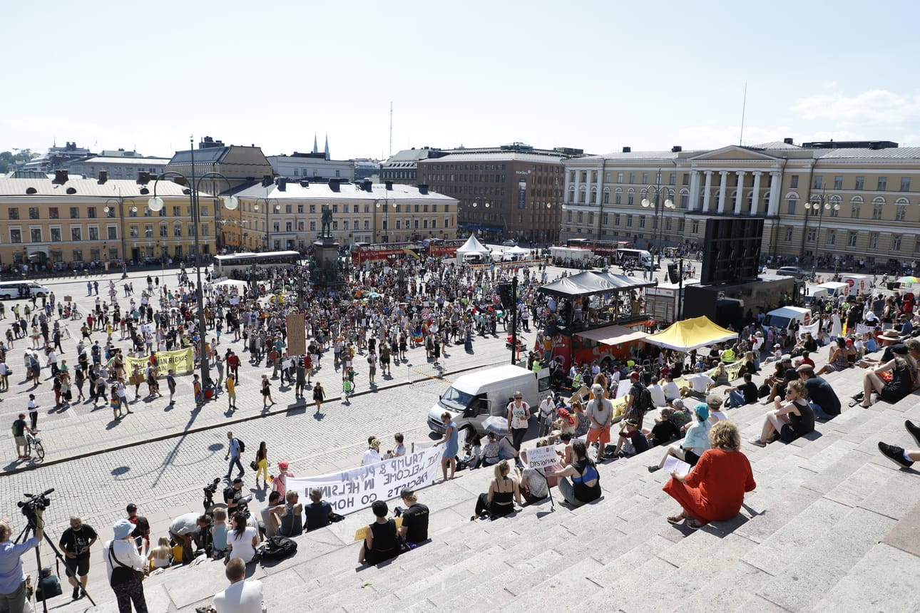 Senaatintorille saapui hieman yli 2 000 ihmistä osoittamaan mieltä muun muassa ihmisoikeuksien puolesta sunnuntaina.