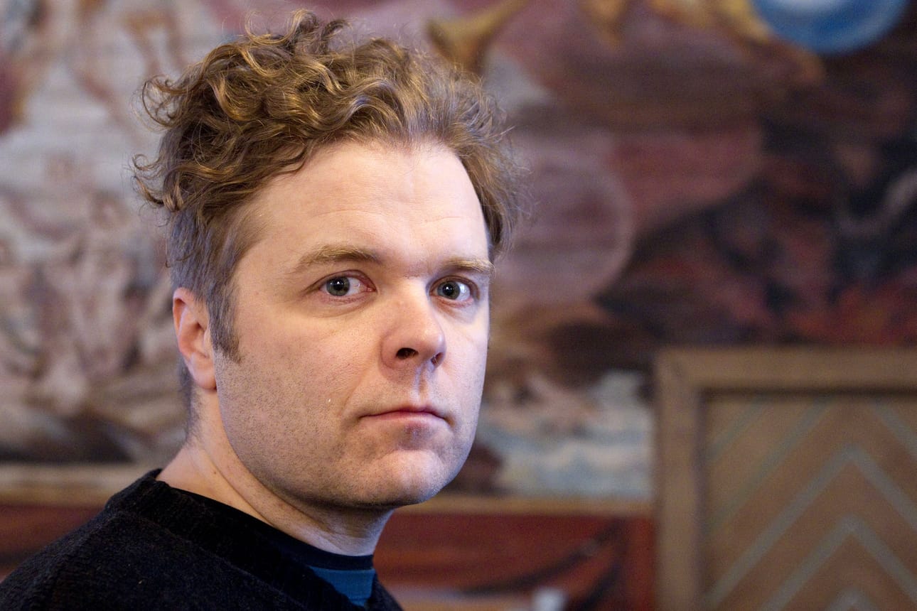 Jukka Takalolta ilmestyi hiljattain tarinoitu laulukirja Jokainen on vähän homo (Nispero).