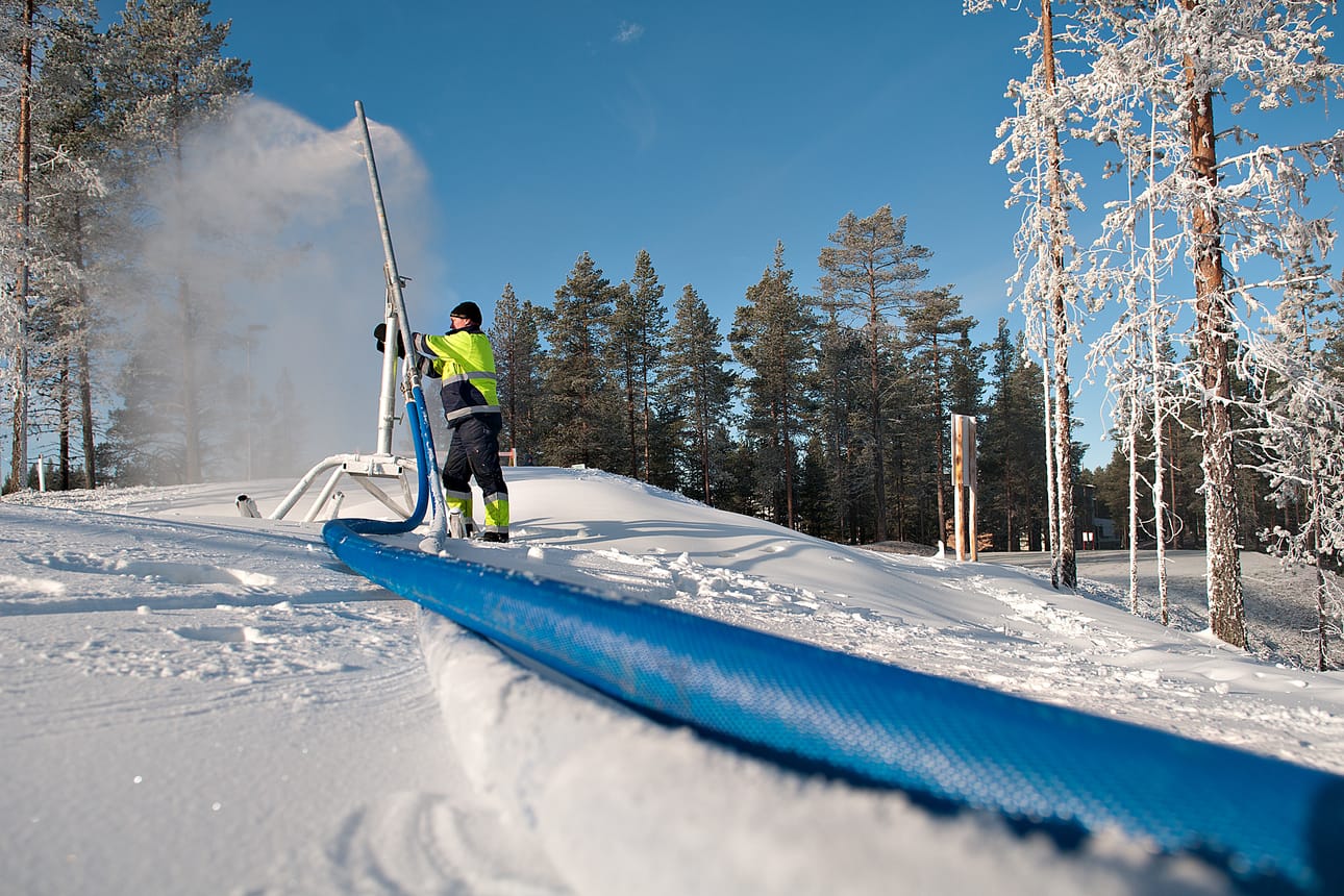 Jaakko Määttä tykitti torstaina lunta Petäjälammen ensilumenladulle. Latu on tarkoitus avata viikonvaihteessa.
