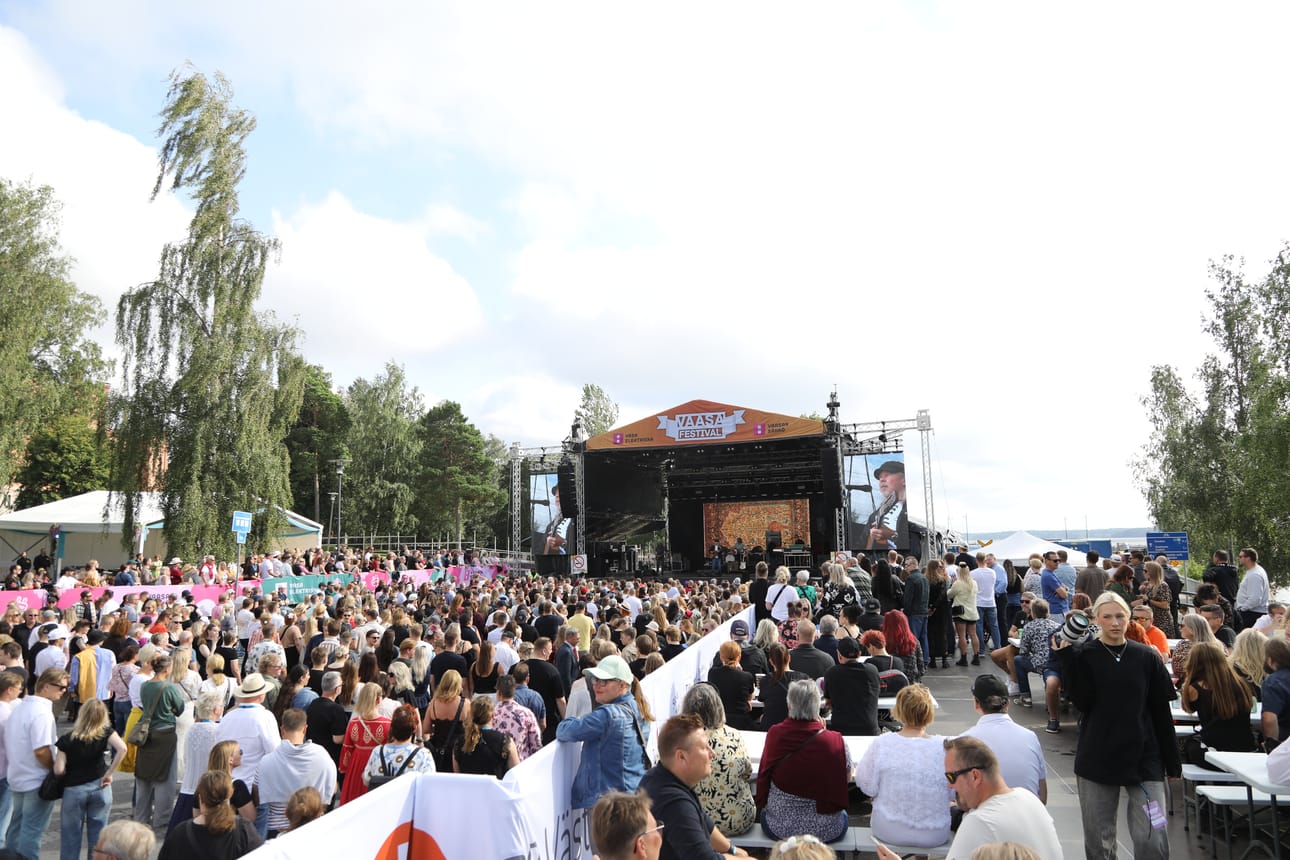 Vaasa Festivalin toinen päivä perjantai Sisäsatamassa täyttyi yleisöstä heti ensimmäisen eli J. Karjalaisen astuessa päälavalle.