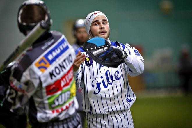 Vedon lukkari Janne Heimonen yritti pitää Jymyjussien Atte Kontion kurissa. Kuva: Tomi Kosonen