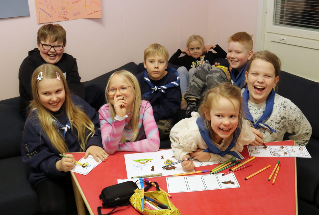 Onni Kujalan (takana vas.), Elias Mäkipernaan, Eimi Piitulaisen, Eino Aution, Sofia Mäkipernaan (edessä vas.) Claudia Sammalkiven, Olivia Pelkkikankaan ja Nestori Laasasen ilmeistä päätellen lehdenteko voi olla hauskaa.