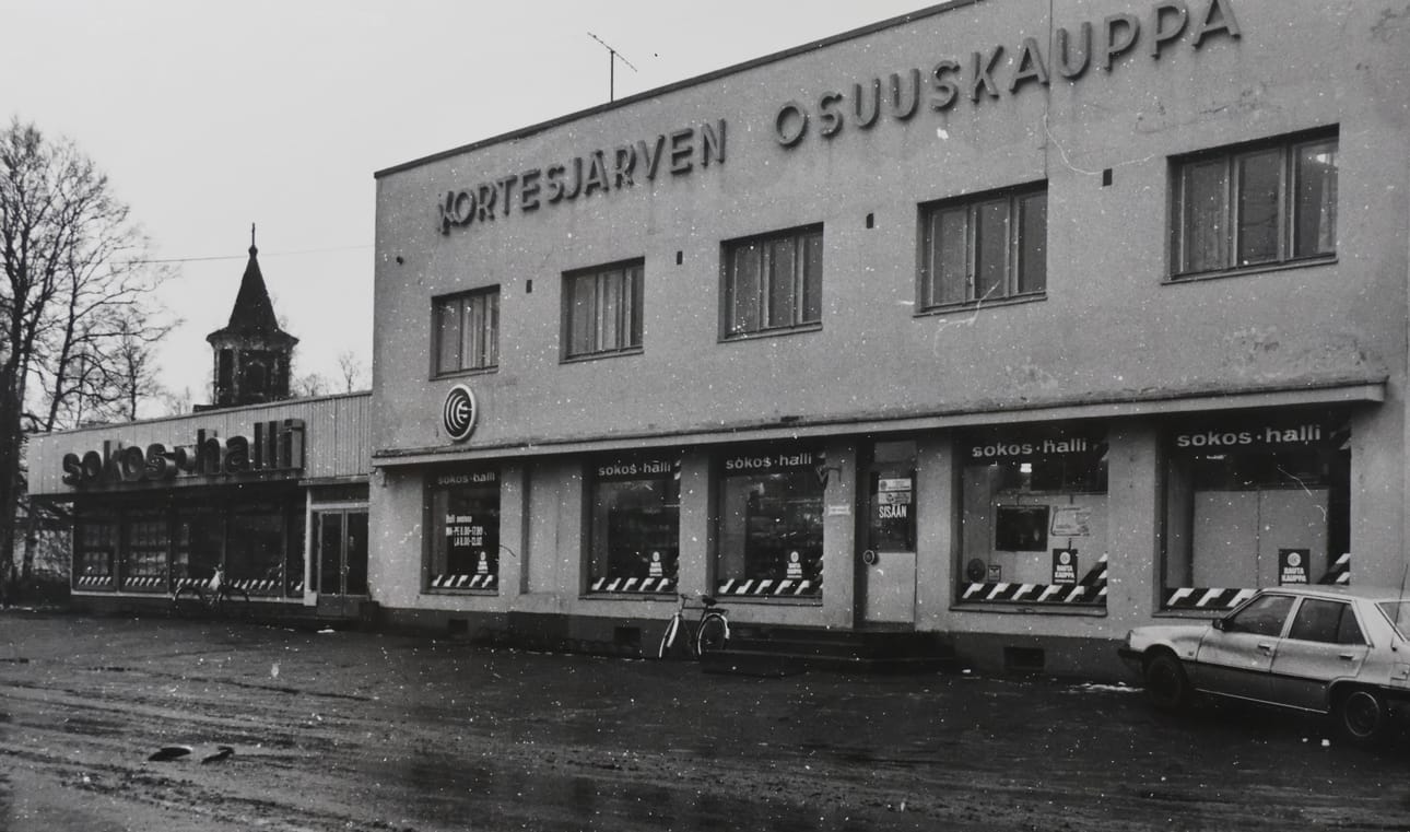Kuten kyltistä näkyy, tämä kauppa oli Kortesjärvellä.