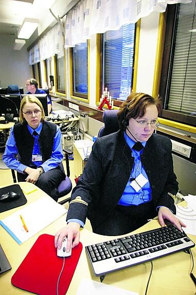 Kiireistä aikaa. Hätäkeskuspäivystäjät Päivi Ruotsalainen (vas.) ja Tarja Kallunki kohtaavat työssään myös joulun kääntöpuolen.