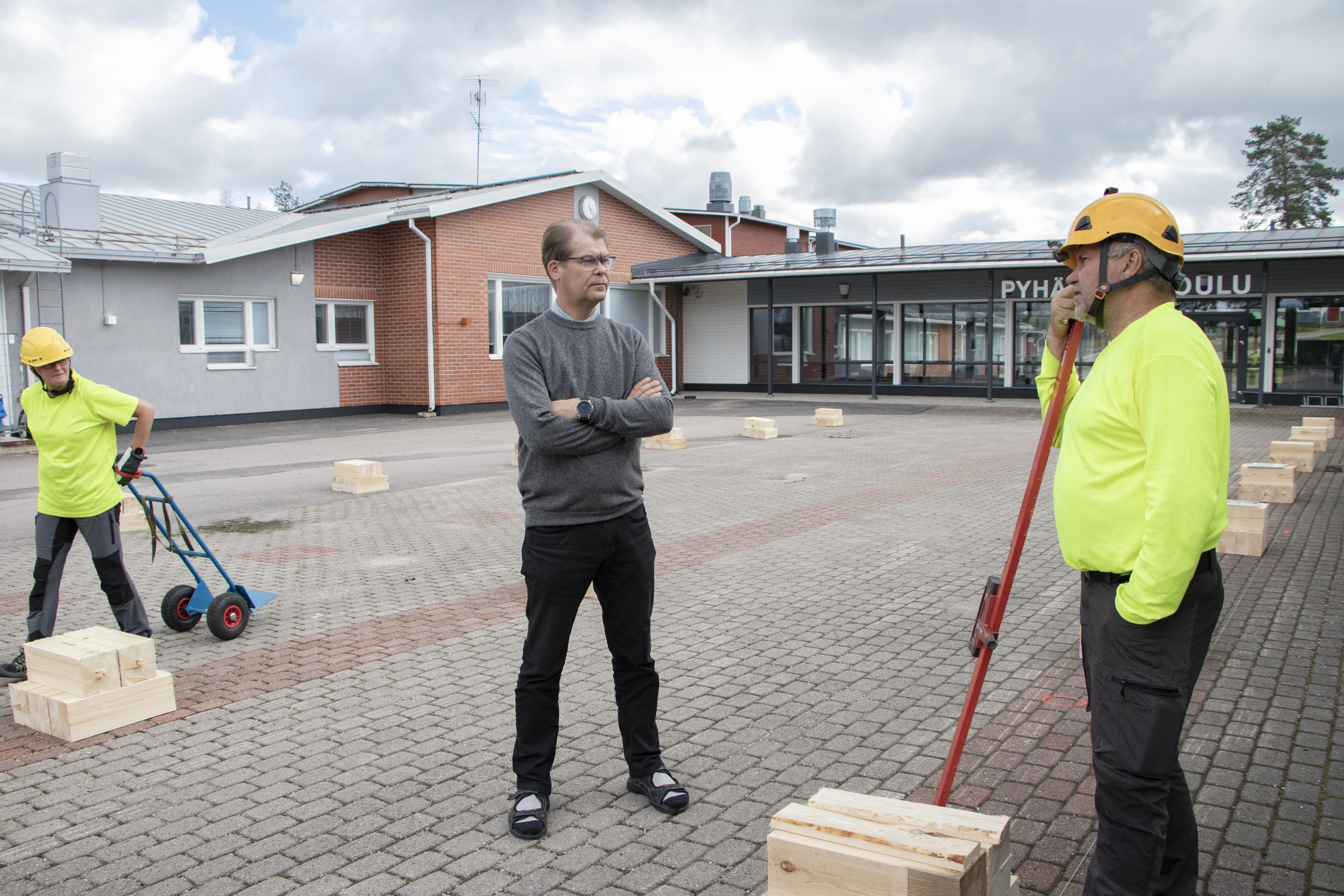 <p>Pyhännän päiväkodilla sattuneen vesivahingon takia koulun pihalle ollaan parhaillaan pystyttämässä väistötiloja esikoululle sekä kahdelle päiväkotiryhmälle. Rehtori Samuli Yrjänä käväisi maanantaina seuraamassa pohjatöiden etenemistä ja keskusteli asennusyrittäjä Kari Heinosen kanssa aikatauluista. Valmista pitäisi olla viikon päästä perjantaina.</p>