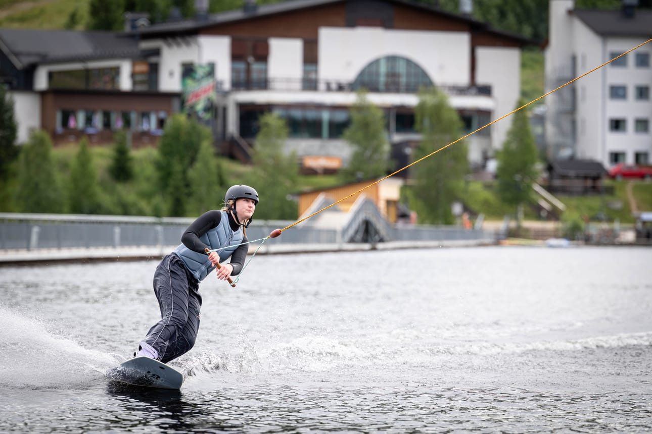 Inka Seppäsen kesät kuluvat Ukkohallan Wake Parkissa.