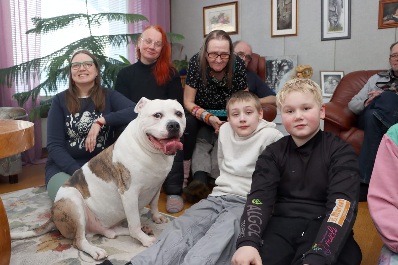 Talviloman talvirieha Sällin laavuilla tiistaina 24.2. on monen yhdistyksen yhteisponnistus. Kuvassa vasemmalla ovat Kurikan luontoyhdistyksen Saara Susiluoma ja Katja Liimatainen, Tainuksen kyläyhdistyksen Paula Rantala sekä koskimäkeläinen Leo Proosa ja tainuslainen Jaakko Lehtinen. Vito-koira poseeraa mukana.