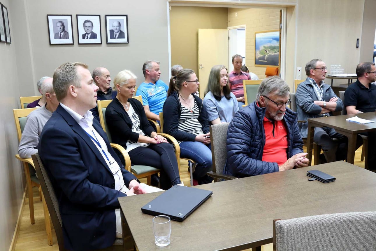 Pyhäjokiset olivat joukolla mukana Pyhäjokitaloa esittelevässä tilaisuudessa. Vasemmalla YIT:n aluejohtaja Jari Virsunen.